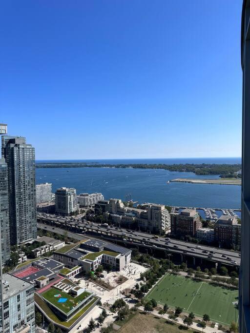 Spacious Condo With Awesome Lake View Toronto Exterior photo