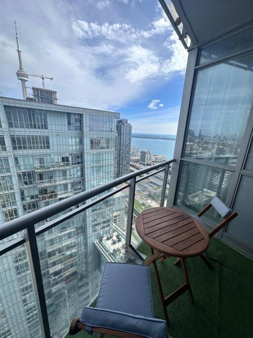 Spacious Condo With Awesome Lake View Toronto Exterior photo